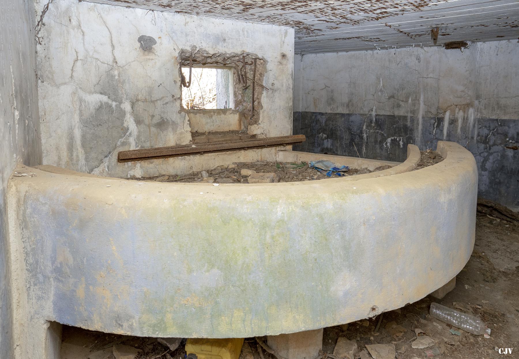 Ligne Maginot - CB14BIS - (Blockhaus pour arme infanterie) - Table support pour  mitrailleuse Hotchkiss - Lia VERMEULEN
