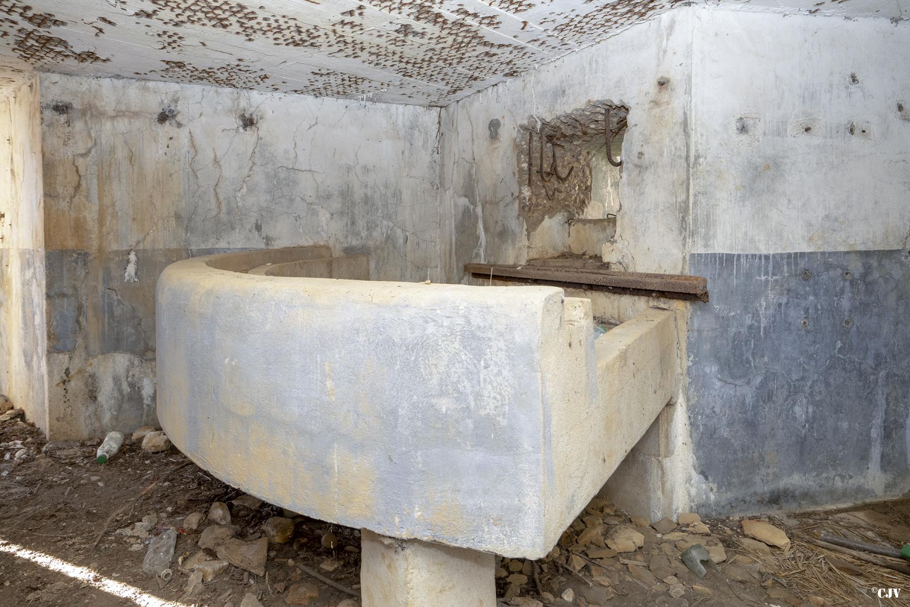Ligne Maginot - CB14BIS - (Blockhaus pour arme infanterie) - Table support pour  mitrailleuse Hotchkiss - Lia VERMEULEN