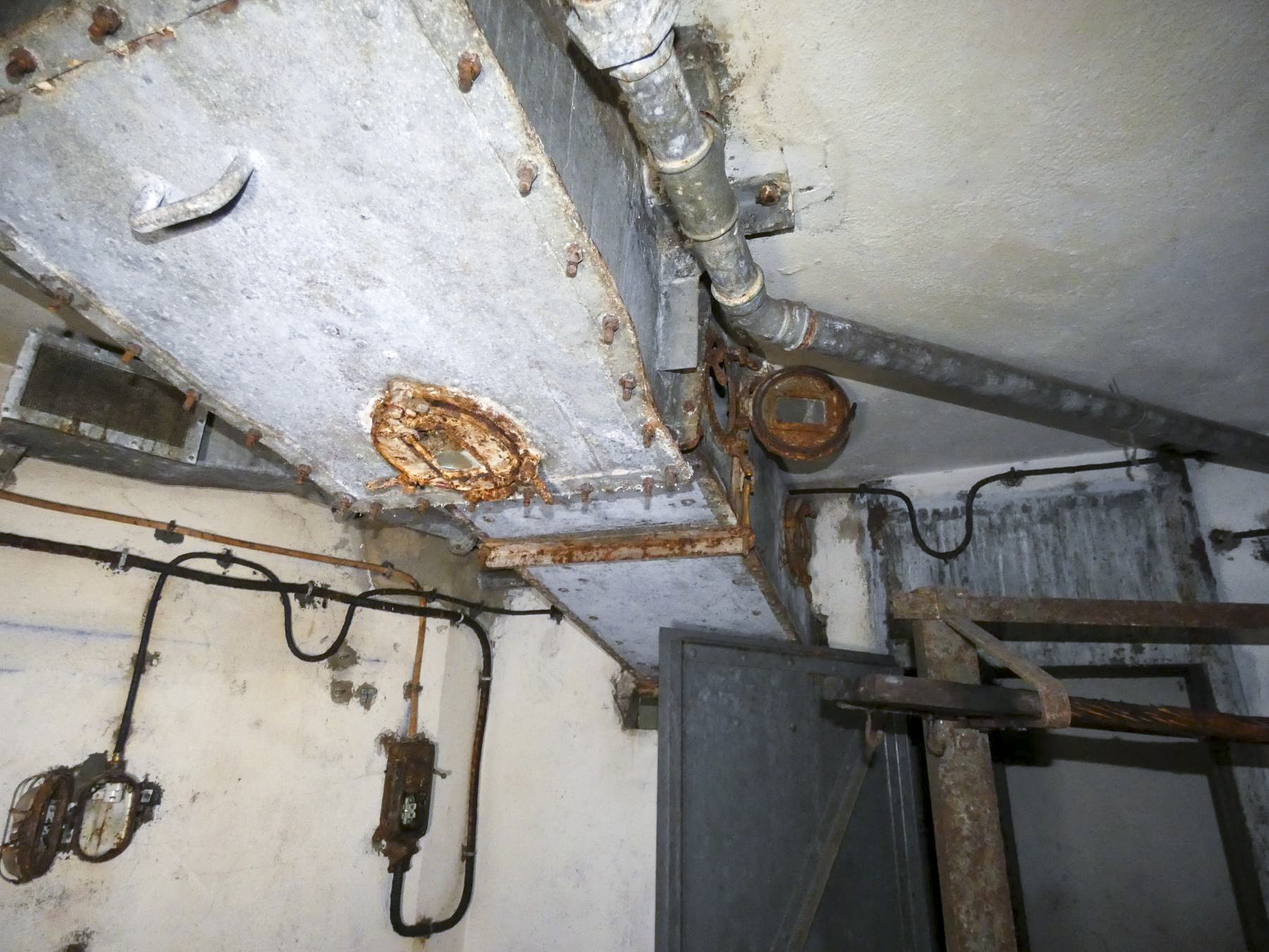 Ligne Maginot - FERMONT - A2 - (Ouvrage d'artillerie) - Bloc 4
Le convoyeur à douilles passe par les chambres de l'étage inférieur - STENGER Mathieu