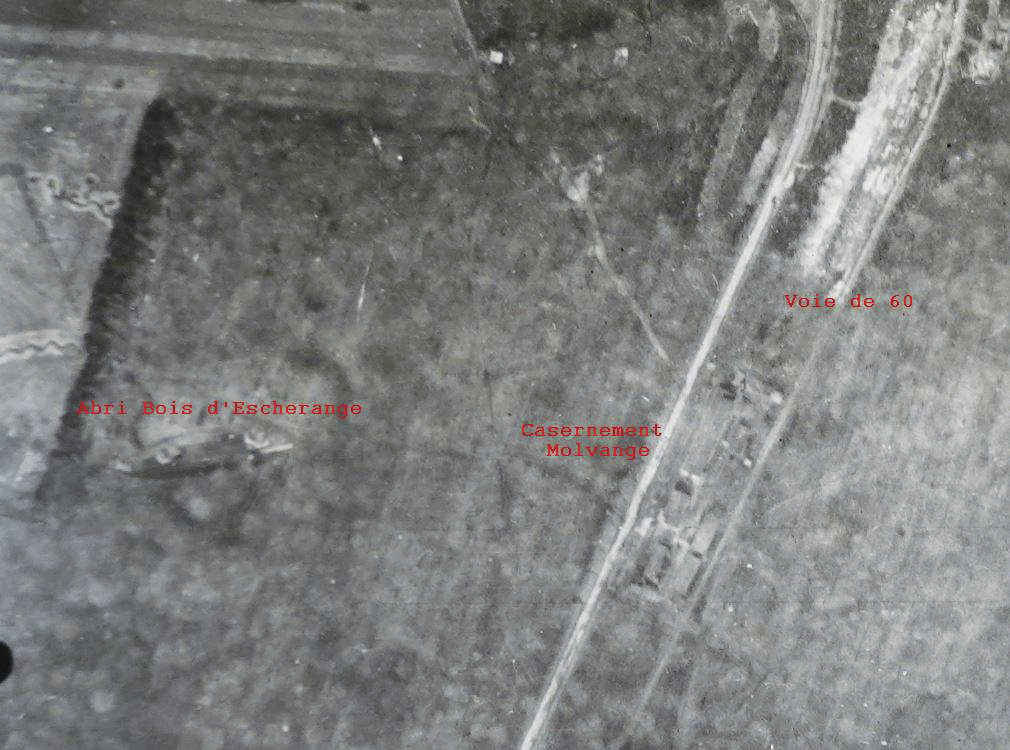 Ligne Maginot - MOLVANGE - (Casernement) - Vue aérienne du 11 mars 1940 sur laquelle on voit les deux blocs entrée de l'abri du Bois d'Escherange, le blockhaus Cb332, le casernement léger de Molvange et la voie de 60. - Armée Française