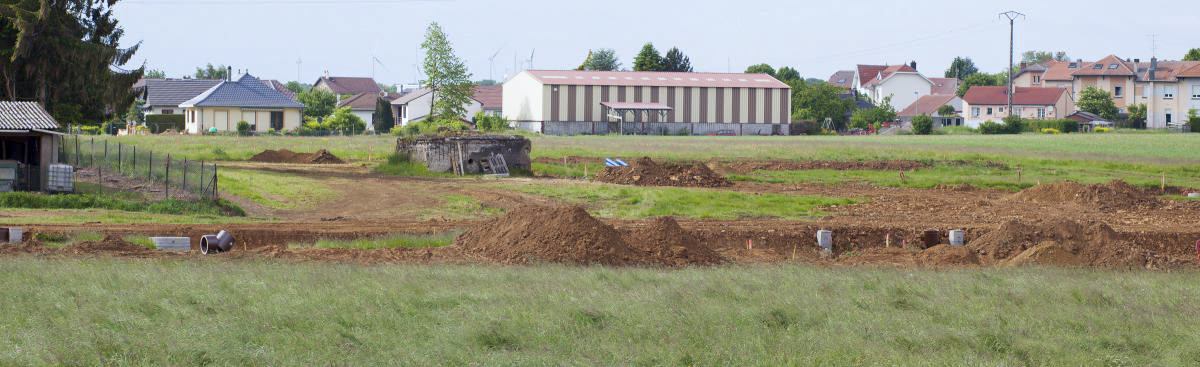 Ligne Maginot - CB349 - ANGEVILLERS SUD - (Blockhaus pour arme infanterie) - Des travaux de viabilisation (construction de logements) semblent susceptibles de compromettre l'avenir de cette construction... - Arnault JL Photo