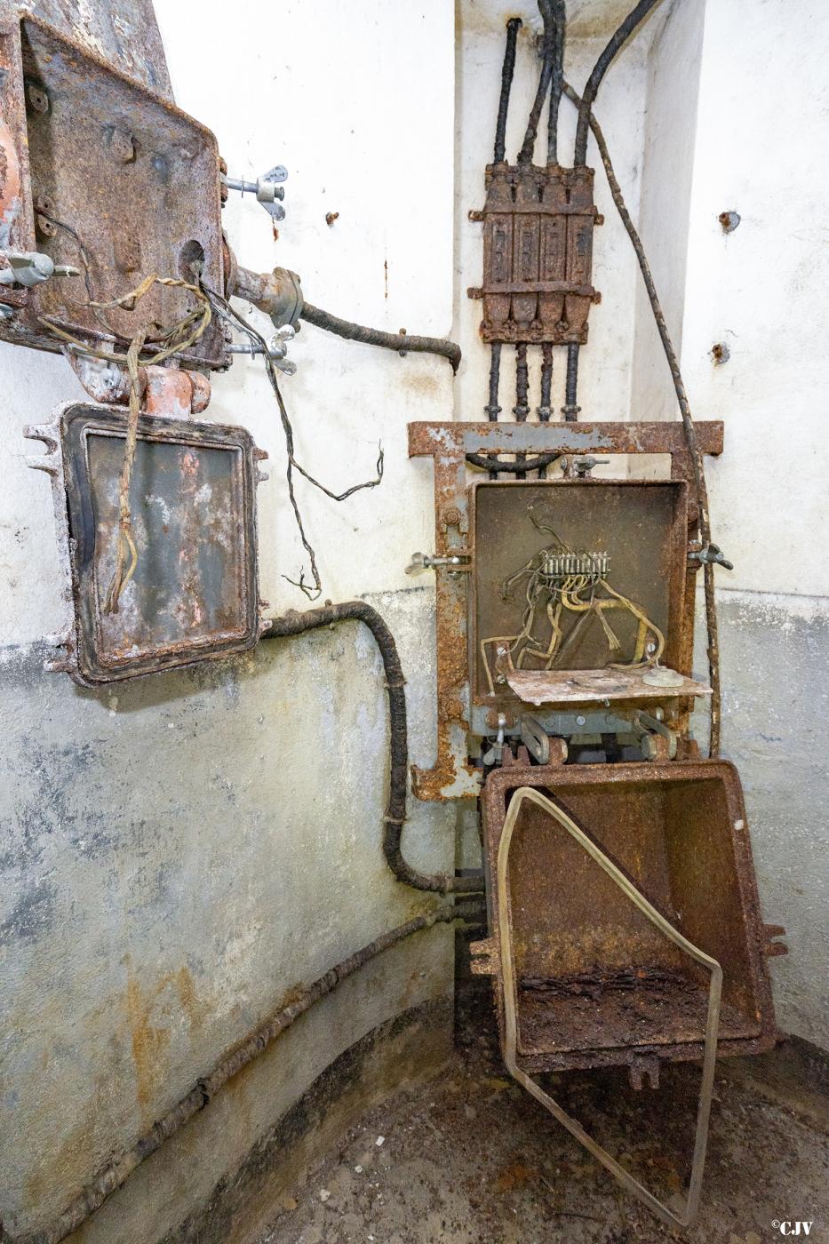 Ligne Maginot - ESCHERANGE EST - C38 - (Casemate d'infanterie - Simple) - L'étage supérieur
Le central téléphonique (TM32 8 directions) - Lia VERMEULEN