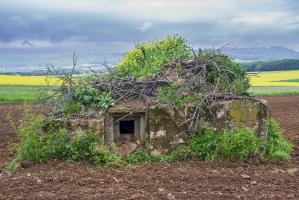 Ligne Maginot - CB268 - STOLBUCH - (Blockhaus pour arme infanterie) - Vue latérale du bloc avec le créneau FM