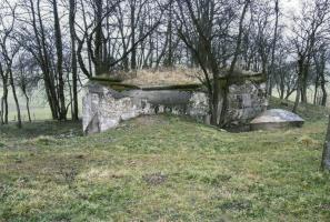 Ligne Maginot - CB1 - (Blockhaus pour canon) - Blockhaus modèle RFM 1935.
La coupole en béton, actuellement située près du blockhaus, était  placée à l'époque sur un cuve pour tourelle démontable au nord du blockhaus (distance d'environ 50 m). 
