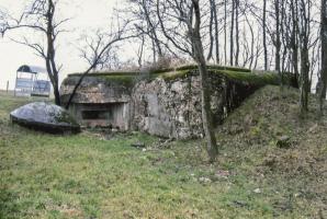 Ligne Maginot - CB1 - (Blockhaus pour canon) - Blockhaus modèle RFM 1935.
La coupole en béton, actuellement située près du blockhaus, était  placée à l'époque sur un cuve pour tourelle démontable au nord du blockhaus (distance d'environ 50 m). 