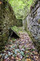 Ligne Maginot - CB3 - (Blockhaus pour canon) - Boyau d’accès maçonné en excellent état.
Au sol contre le muret, la porte du bloc 