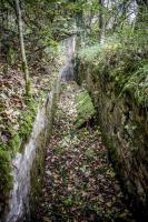 Ligne Maginot - CB3 - (Blockhaus pour canon) - Boyau d’accès maçonné en excellent état.
Au sol contre le muret, la porte du bloc 