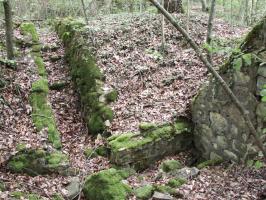 Ligne Maginot - INGLANGE (I/167° RIF) - (PC de Quartier) - Première alvéole
L'ensemble s'est effondré. On aperçoit l'escalier qui menait à l'alvéole.