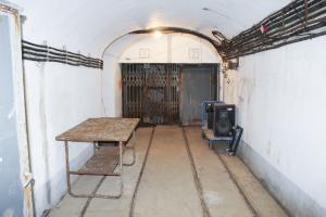 Ligne Maginot - CASTILLON (CN) - EO8 - (Ouvrage d'artillerie) - Les 2 monte-charges de la partie inférieure, à gauche une des tables du PC qui attend sa remise en place 