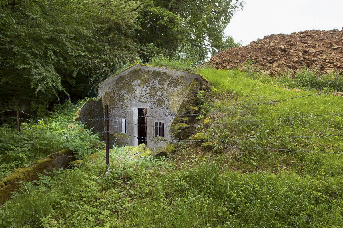 Ligne Maginot - HOHLWEG (7°CM - 169°RIF) - (PC de Sous-Quartier) - En raison de l’avancée des travaux de construction, l'avenir semble a ce jour indécis pour ce PC. - Arnault JL Photo