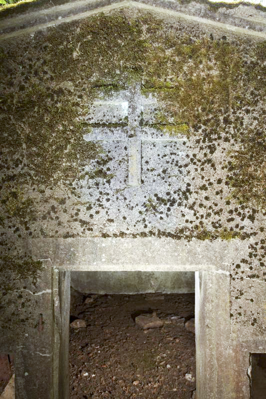 Ligne Maginot - HOHLWEG (7°CM - 169°RIF) - (PC de Sous-Quartier) - A l'image de nombre de ses congenères présentes sur le secteur, une croix de Lorraine est présente en façade de l'ouvrage - Arnault JL Photo