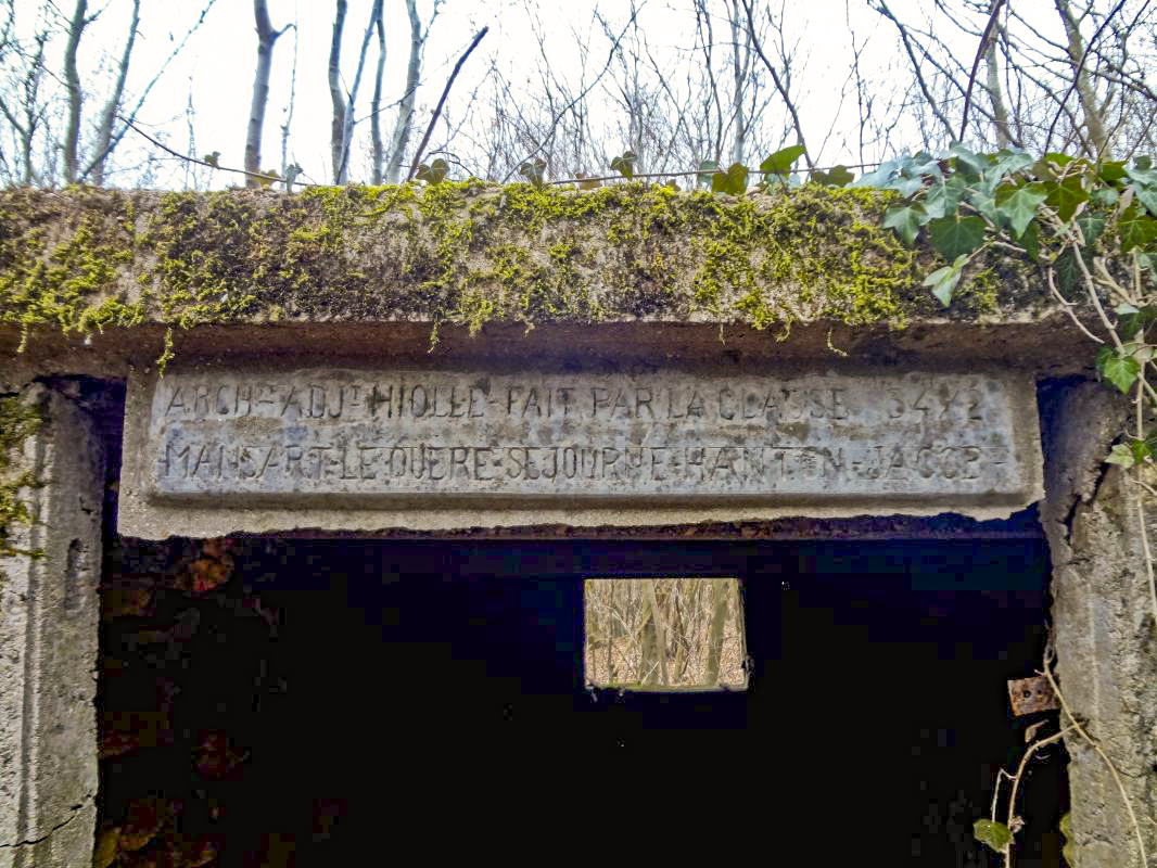 Ligne Maginot - MOLVANGE - (Casernement) - Gros plan de l'inscription dans le béton du dernier bâtiment encore sur pied ...
'Architecte Ajudant Hiolle - Fait par la classe 34/2' - Michel Teiten
