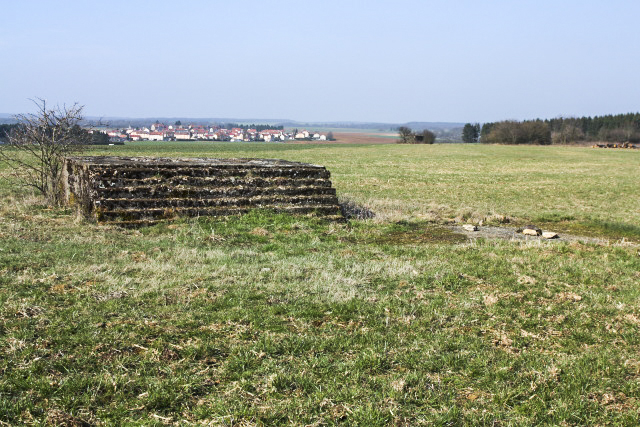 Ligne Maginot - O51 - ANGEVILLERS SUD - (Observatoire d'artillerie) - On notera à droite, au sol, une dalle bétonnée. Elle est surmontée du support en photo ci-dessous. - www.arnaultjl-photo.com