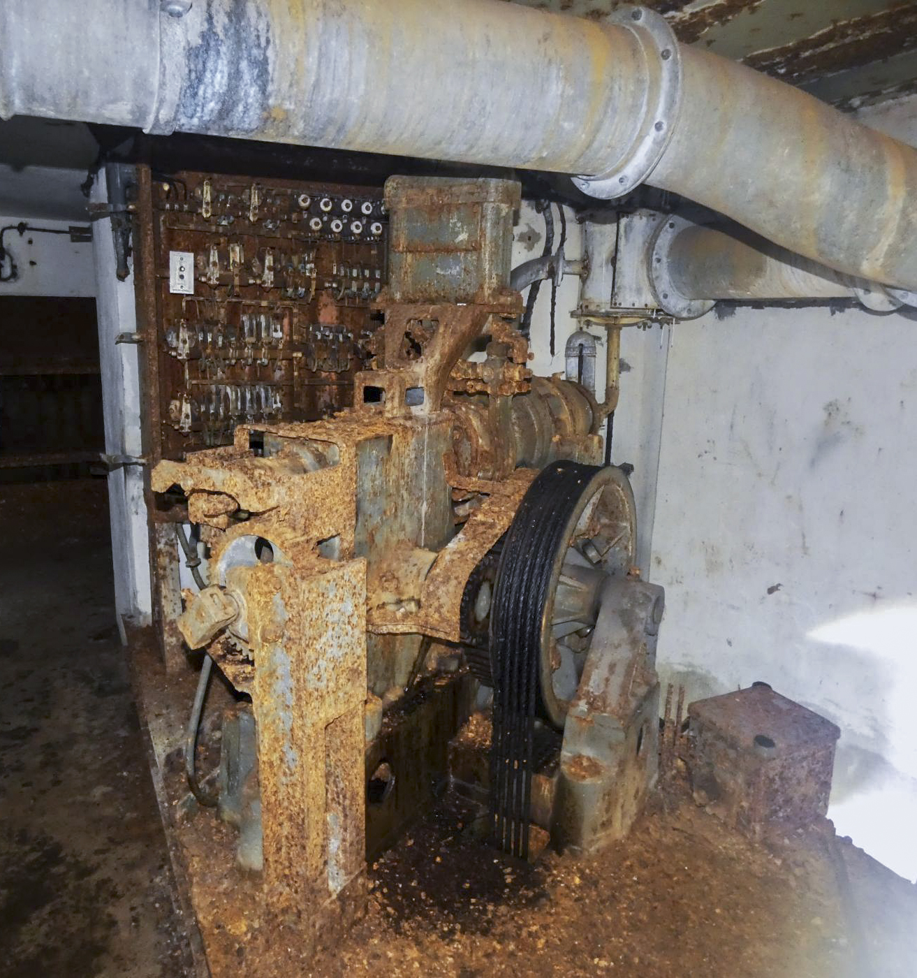 Ligne Maginot - FERMONT - A2 - (Ouvrage d'artillerie) - Bloc 5
Moteur et treuil du Monte-charge Simplex (1T) à l'étage supérieur du bloc - STENGER Mathieu