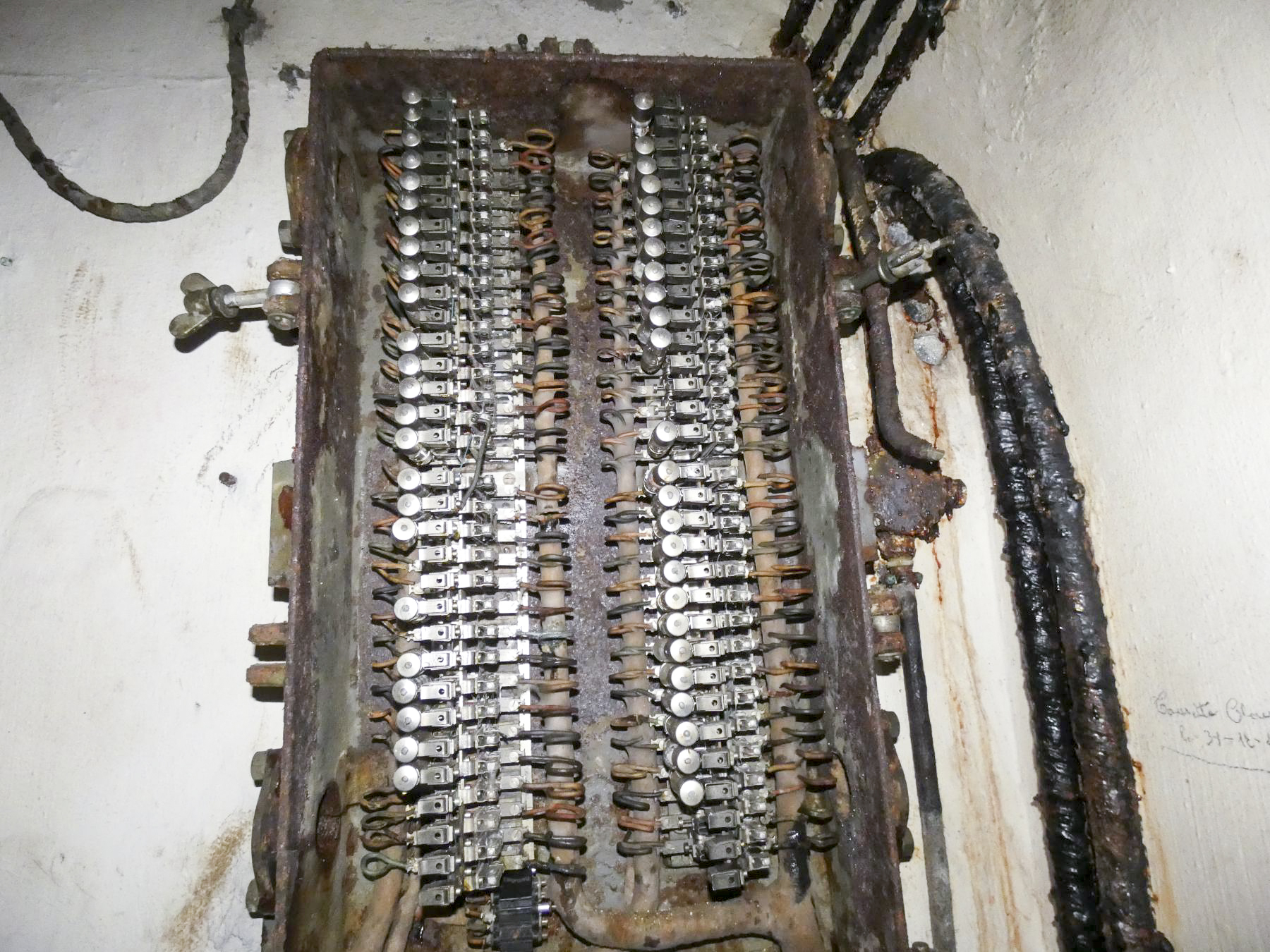 Ligne Maginot - FERMONT - A2 - (Ouvrage d'artillerie) - PC de l'ouvrage
Boitier répartiteur téléphonique - STENGER Mathieu