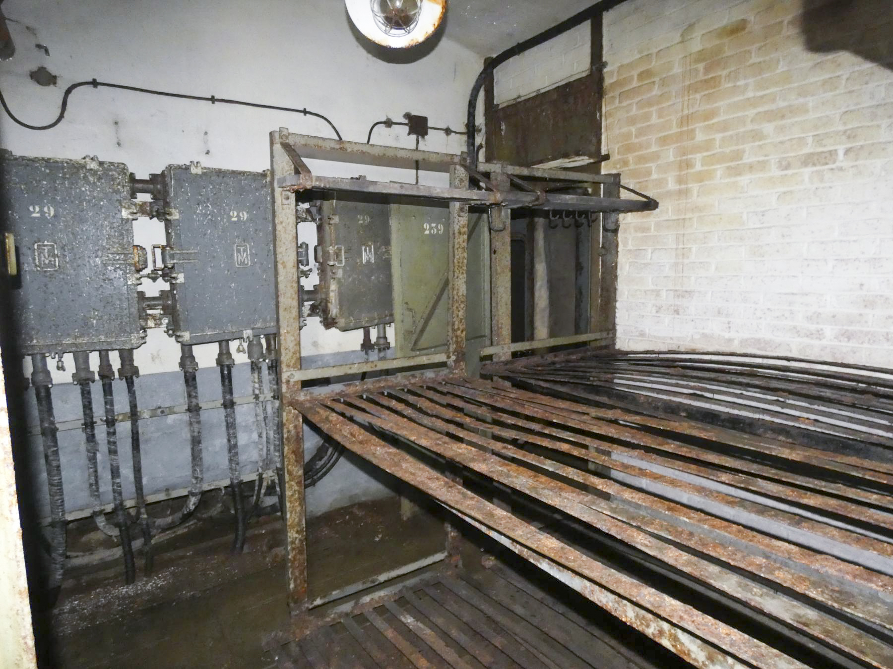 Ligne Maginot - FERMONT - A2 - (Ouvrage d'artillerie) - PC de l'ouvrage 
Les boitiers répartiteurs principaux se trouvent dans une chambre pour spécialistes téléphonistes - STENGER Mathieu
