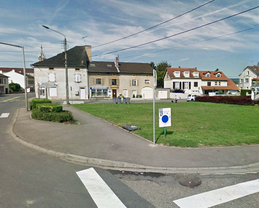 Ligne Maginot - BC17 - TERVILLE - (Chambre de coupure) - Seule la trappe émerge du sol au bord de la pelouse - Google StreetView