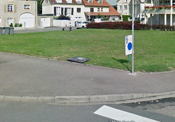 Ligne Maginot - BC17 - TERVILLE - (Chambre de coupure) - Seule la trappe émerge du sol au bord de la pelouse - Google StreetView