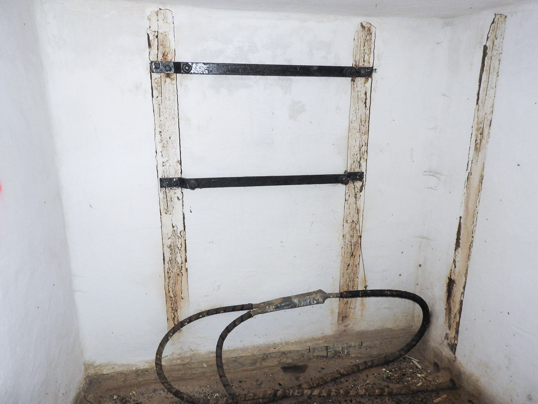 Ligne Maginot - H52 - (Chambre de coupure) - L'emplacement du boitier répartiteur et les câbles téléphoniques - STENGER Mathieu