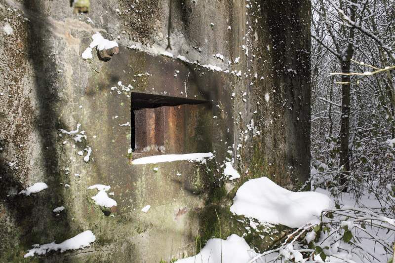 Ligne Maginot - CB257 - CIMETIERE D'HETTANGE - (Blockhaus pour arme infanterie) - Le créneau de tir. Il balaye précisément la route venant du Grand Duché de Luxembourg. - www.arnaultjl-photo.com