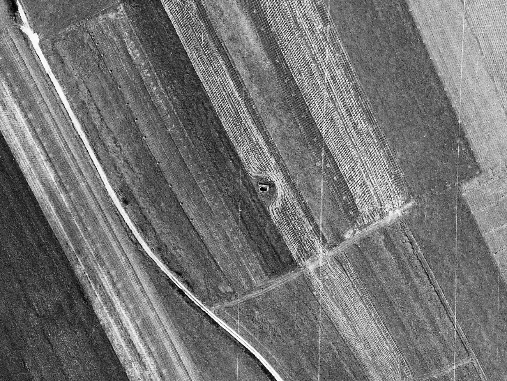 Ligne Maginot - CB268 - STOLBUCH - (Blockhaus pour arme infanterie) - Sur cette vue aérienne de 1960 on voit bien que le blockhaus n'est pas terminé. Le plafond ne semble pas être coulé. - IGN - Géoportail 1960