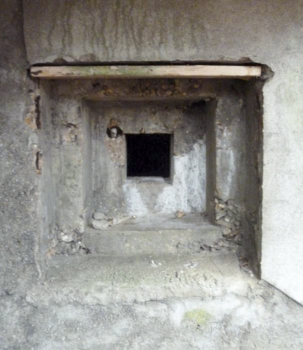 Ligne Maginot - CB444 - RIPPERT - (Poste de Secours) - Créneau de défense rapprochée de l'entrée de gauche. - Pascal LAMBERT