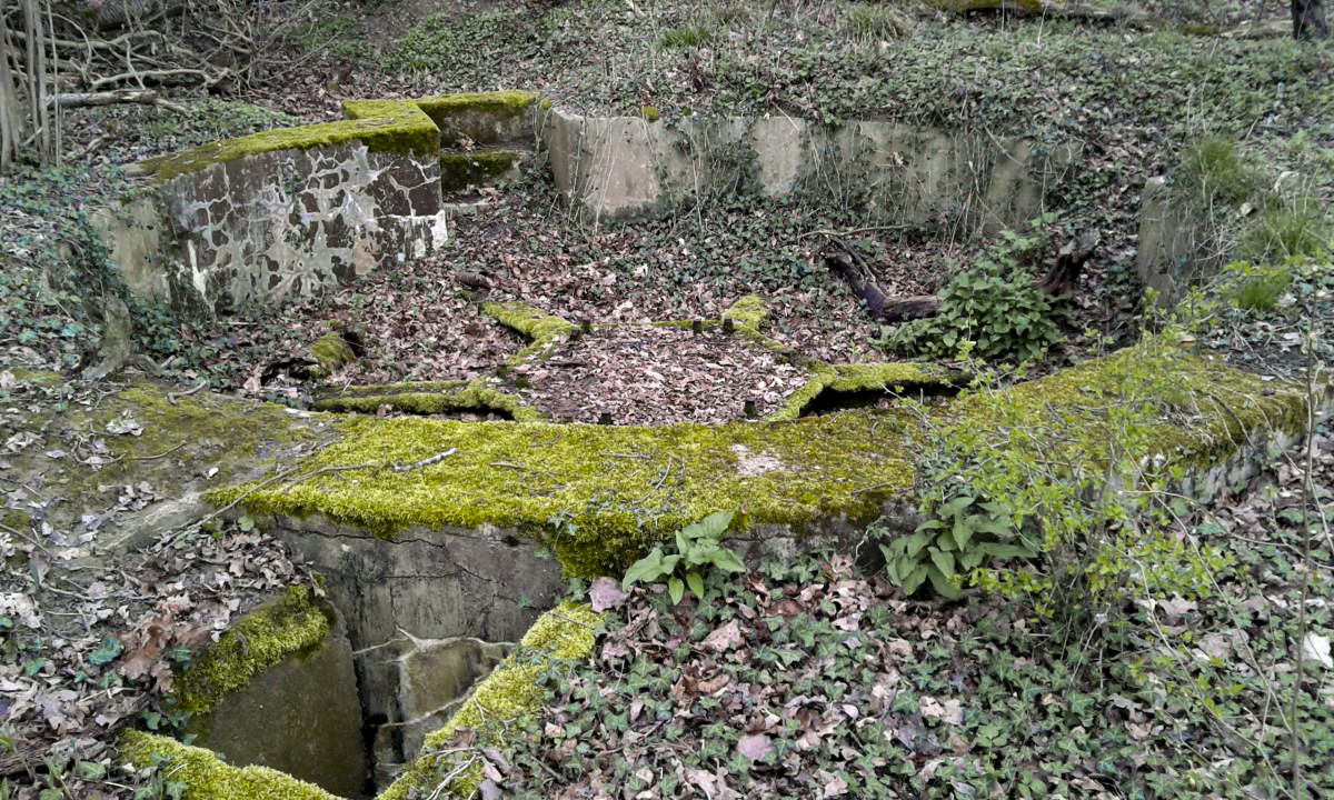 Ligne Maginot - CC3 - (Cuve pour canon) - A l'avant plan, le puisard permettant l'évacuation des eaux pluviales de la cuve - Titi57