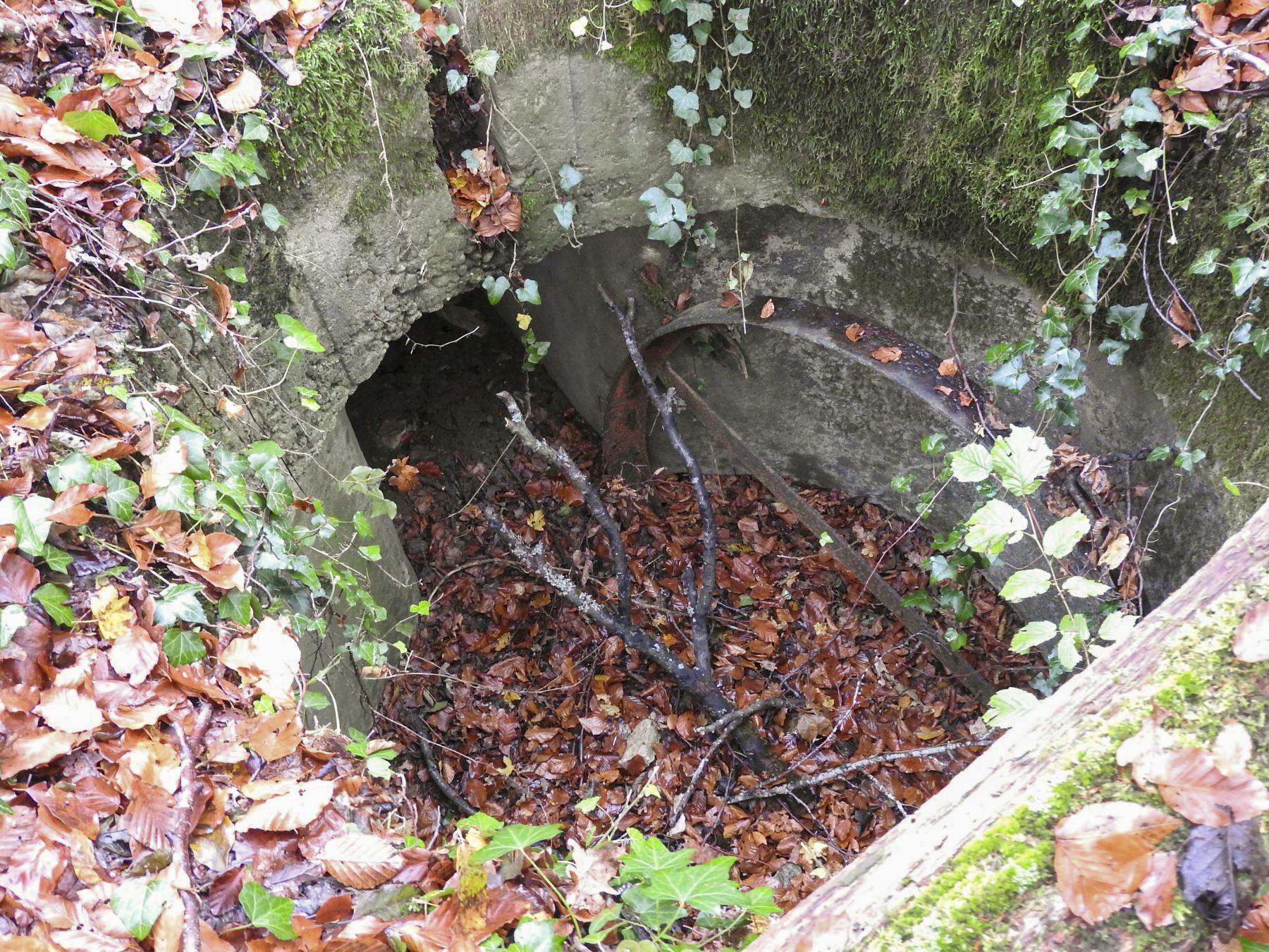 Ligne Maginot - AT13 - (Cuve pour arme d'infanterie) - Le puits bétonné de la tourelle. - STENGER Mathieu