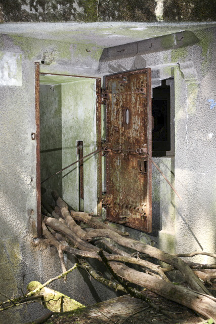 Ligne Maginot - HELMREICH - X10 - (Abri) - On remarquera l'étonnant décroché au dessus du créneau FM. Il est uniquement présent sur le coffre d'entrée Est, son homologue Ouest en étant dépourvu. - www.arnaultjl-photo.com