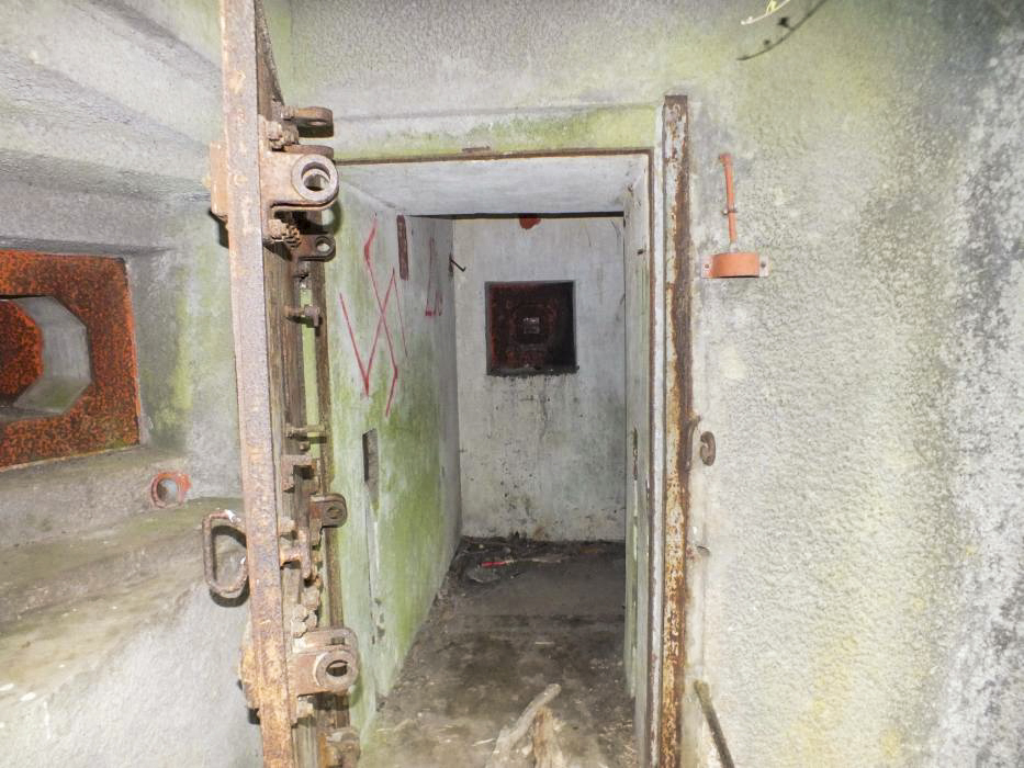 Ligne Maginot - HELMREICH - X10 - (Abri) - L'entrée du coffre ouest, avec le créneau pour FM de défense intérieure - Thierry MULLER