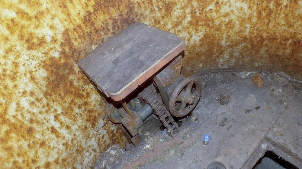 Ligne Maginot - HELMREICH - X10 - (Abri) - Cloche GFM
Le tabouret du guetteur et le dispositif de montée-descente du plancher de la cloche - Thierry MULLER