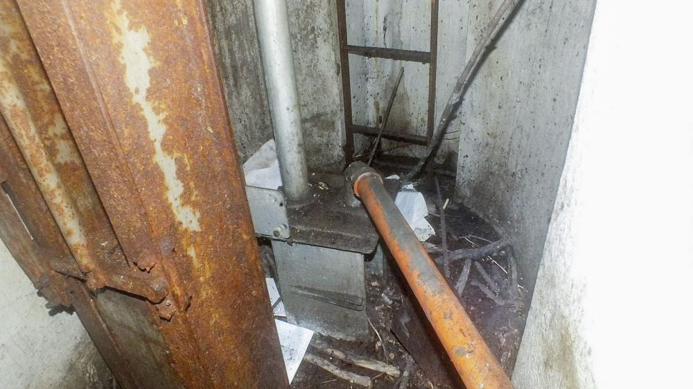 Ligne Maginot - HELMREICH - X10 - (Abri) - Cloche GFM
Le caisson de récupération des douilles du FM - Thierry MULLER