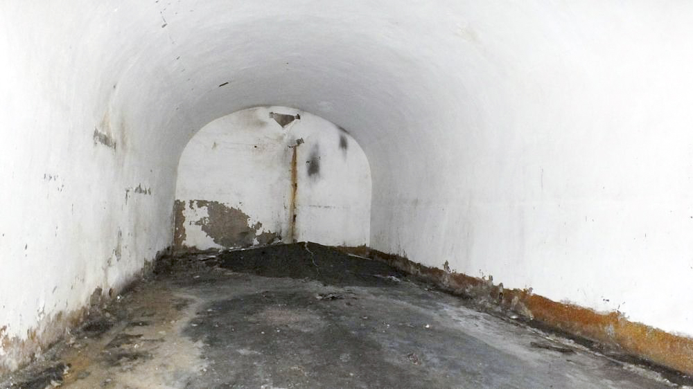 Ligne Maginot - HELMREICH - X10 - (Abri) - L'un des locaux dans lequel la remontée du radier due aux poussées du terrain est nettement visible - Thierry MULLER
