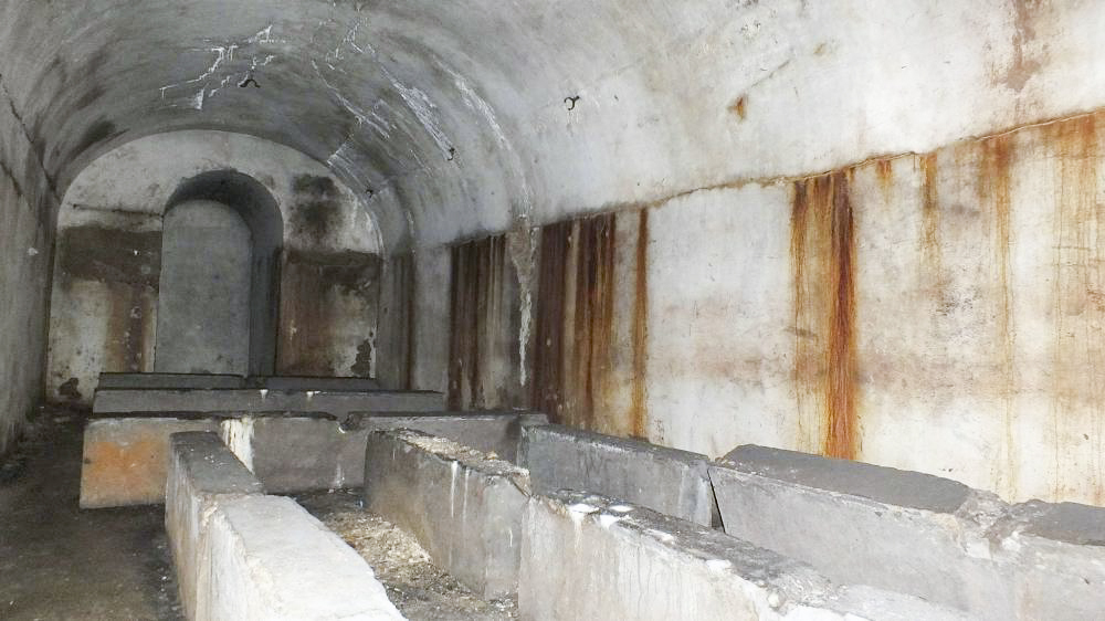 Ligne Maginot - HELMREICH - X10 - (Abri) - Le local des citernes à eau (démontées). 
Au fond l'alvéole ou a été foré le puits alimentant l'abri en eau - Thierry MULLER