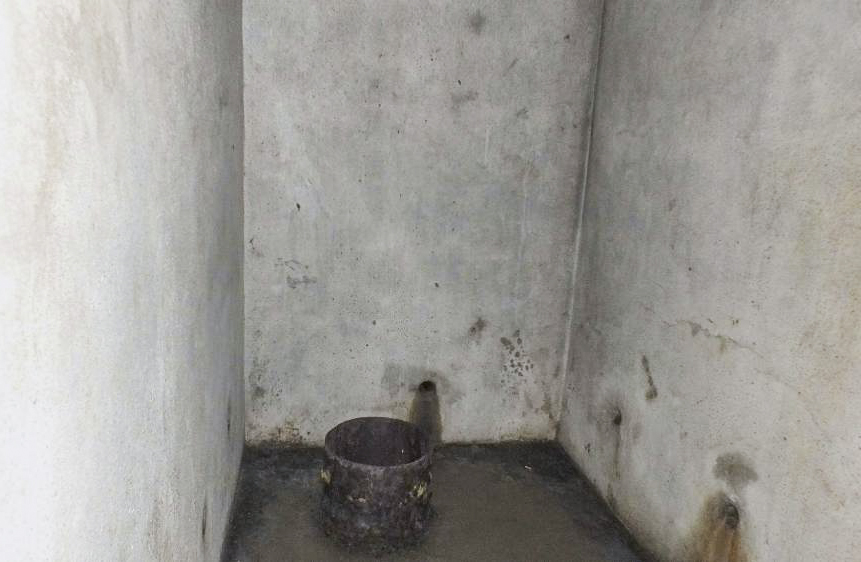 Ligne Maginot - HELMREICH - X10 - (Abri) - Le puits
Partie émergente du forage tubé destiné à l'alimentation en eau de l'abri. - Thierry MULLER