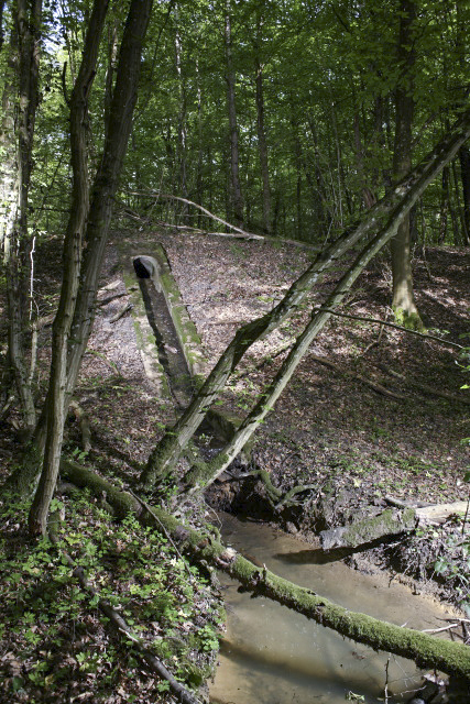 Ligne Maginot - HELMREICH - X10 - (Abri) - Le système d'égouts est particulièrement soigné. Il débouche dans une petite vallée à l'air libre, puis est canalisé par tronçons sur une longue distance. - www.arnaultjl-photo.com