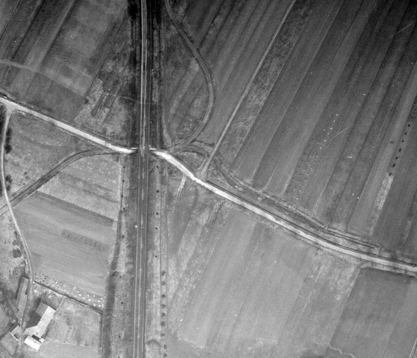 Ligne Maginot - Dépot de munitions d'Hettange Grande - Photo aérienne datant de 1946 montrant l'emplacement du dépôt de minutions dont l'embranchement sur la voie de 60 est bien visible - IGN - Géoportail 1946