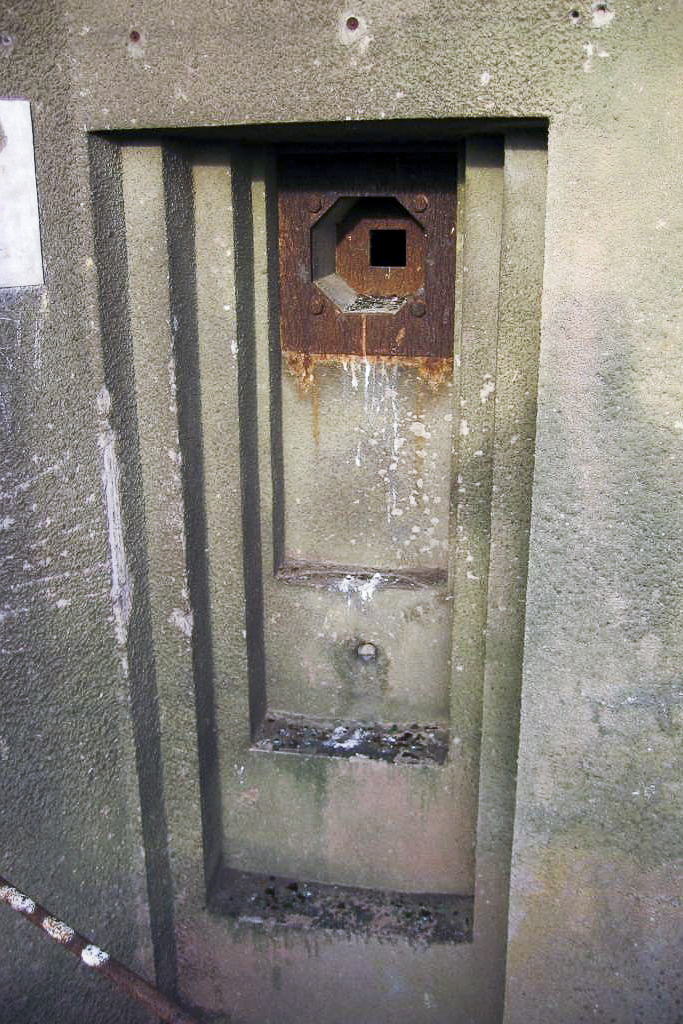 Ligne Maginot - HETTANGE GRANDE - X8 (QUARTIER ROUSSY - III/168°RIF) - (Abri) - Créneau FM de droite avec sa forme si particulière - Michel Teiten