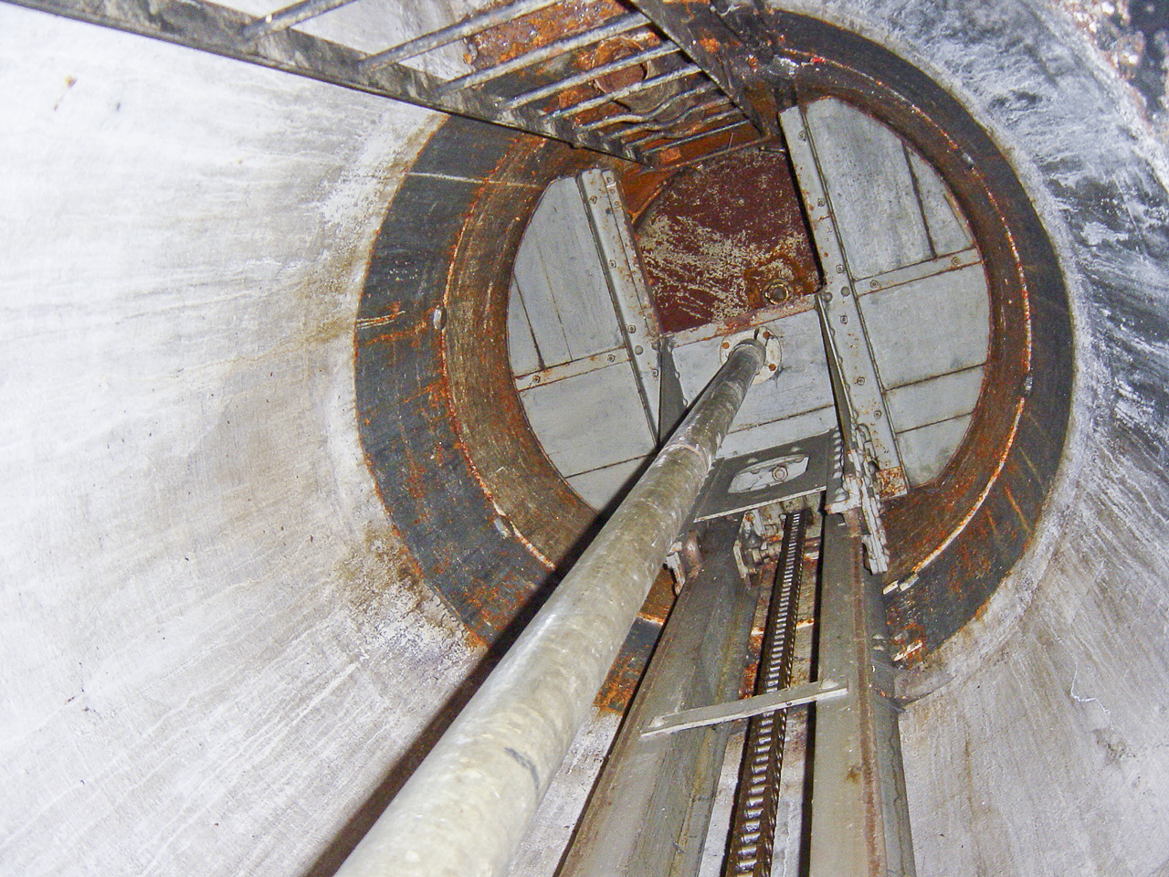 Ligne Maginot - HETTANGE GRANDE - X8 (QUARTIER ROUSSY - III/168°RIF) - (Abri) - Vue intérieur de l'une des cloches - Michel Teiten