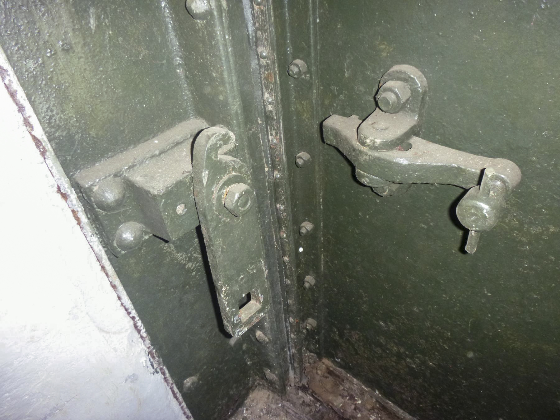 Ligne Maginot - FOUR A CHAUX - FAC - (Ouvrage d'artillerie) - Entrée munitions
Détail verrouillage de la porte blindée - J.Luc
