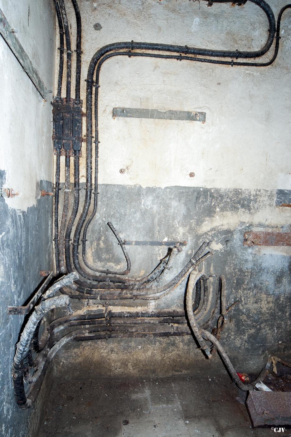 Ligne Maginot - RIPPERT - X13 (QUARTIER KARRE - II/168°RIF) - (Abri) - Le central téléphonique dépouillé de ses coffrets  - Lia VERMEULEN