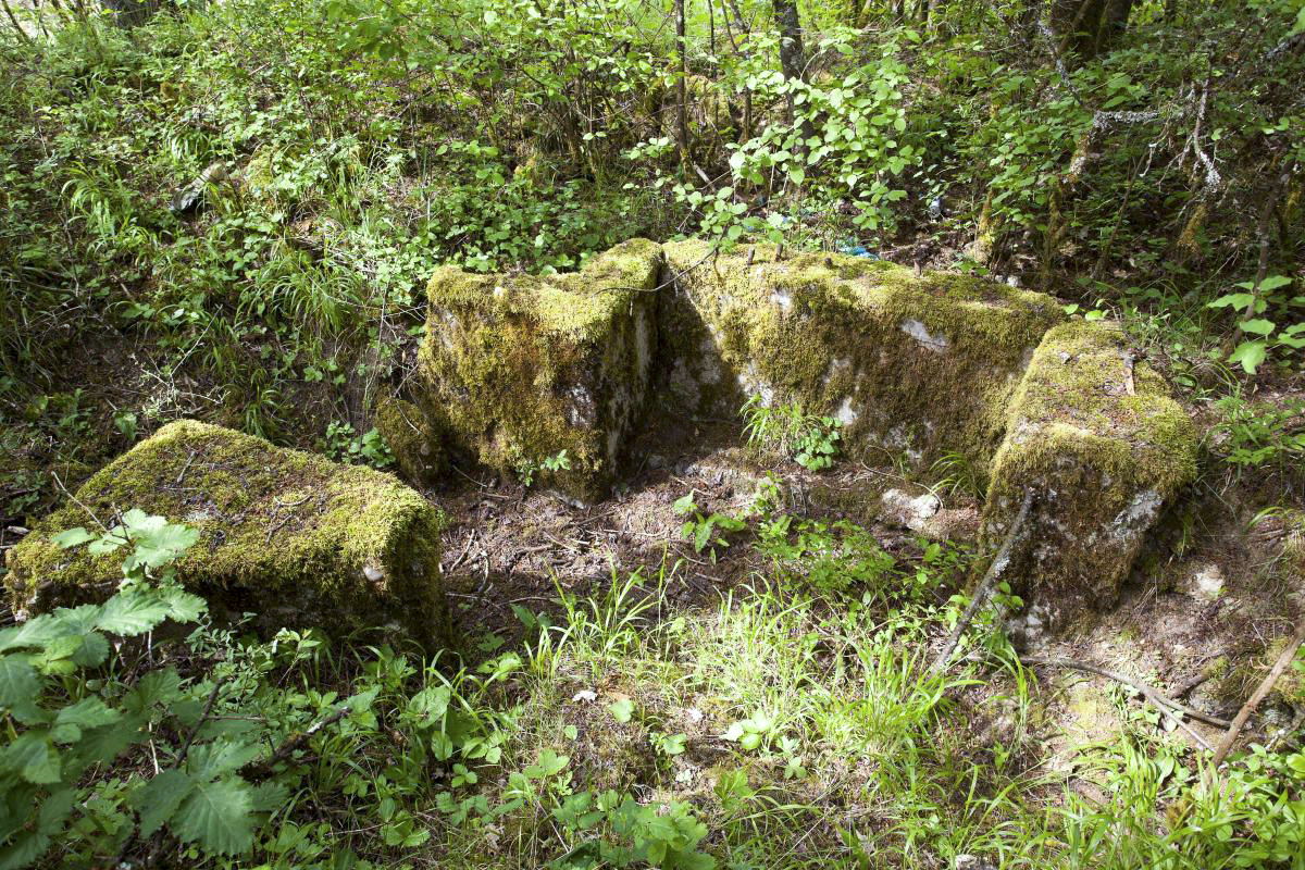 Ligne Maginot - ROUTE DU LUXEMBOURG - (Observatoire d'infanterie) - Construction non déterminée, dont il est difficile de dire si elle est inachevée ou détruite (nombreux débris a proximité) - Arnault JL Photo
