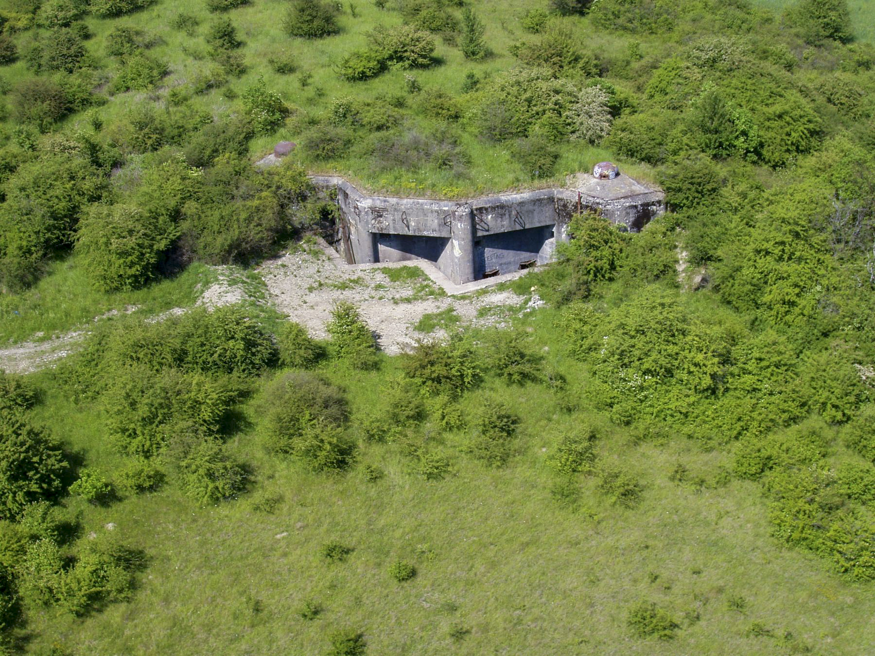 Ligne Maginot - COUME ANNEXE SUD - A32 - (Ouvrage d'infanterie) - Bloc 3
Vue générale du bloc avec les créneaux FM, embrasures des mortiers de 81mm et cloches GFM. - BlackMamba73