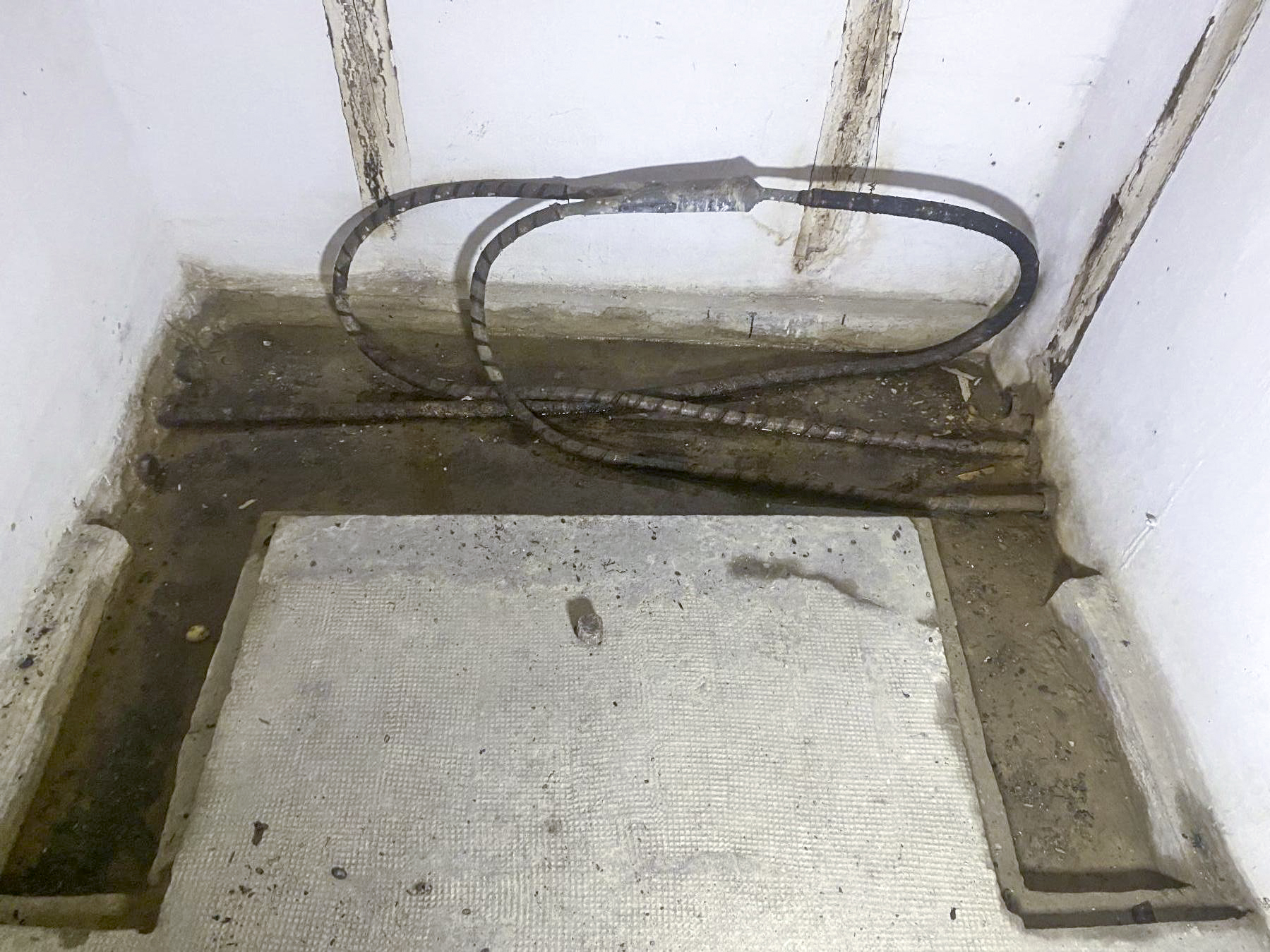 Ligne Maginot - H52 - (Chambre de coupure) - Les câbles téléphoniques dans la rigole en U
A gauche le câble 38 paires venant de la chambre H5, à droite les deux câbles 38 paires allant aux forages vers l'ouvrage de Schoenenbourg.
Le manchonnage entre les câbles a été réalisé après guerre dans le cadre de l'amélioration du réseau. - Pascal Lambert