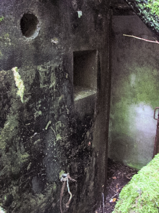 Ligne Maginot - CB2 - (Blockhaus pour canon) - Créneau pour FM protégeant l'entrée - Schnoupf