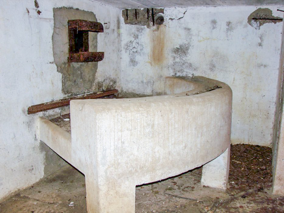 Ligne Maginot - CB2 - (Blockhaus pour canon) - Créneau de la mitrailleuse Hotchkiss donnant sur l'avant. - Schnoupf