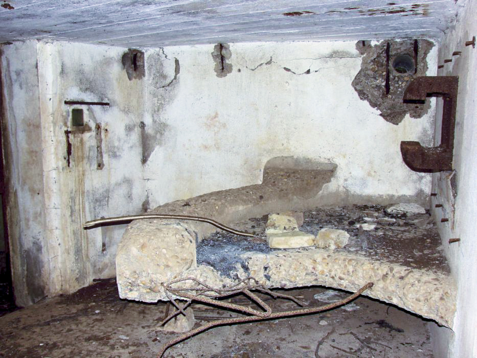 Ligne Maginot - CB2 - (Blockhaus pour canon) - Créneau de la mitrailleuse Hotchkiss donnant sur l'arrière. - Schnoupf
