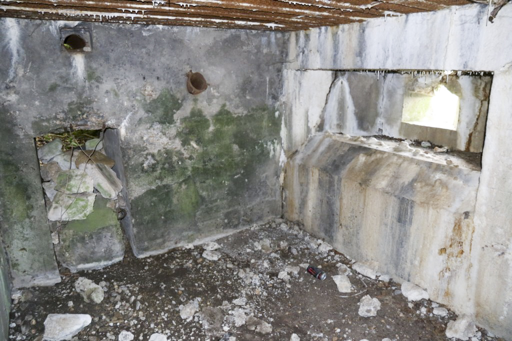 Ligne Maginot - CB431 - KLOSTERBUSCH 3 - (Blockhaus pour arme infanterie) - Entrée et créneau latéral - Alain Perouffe