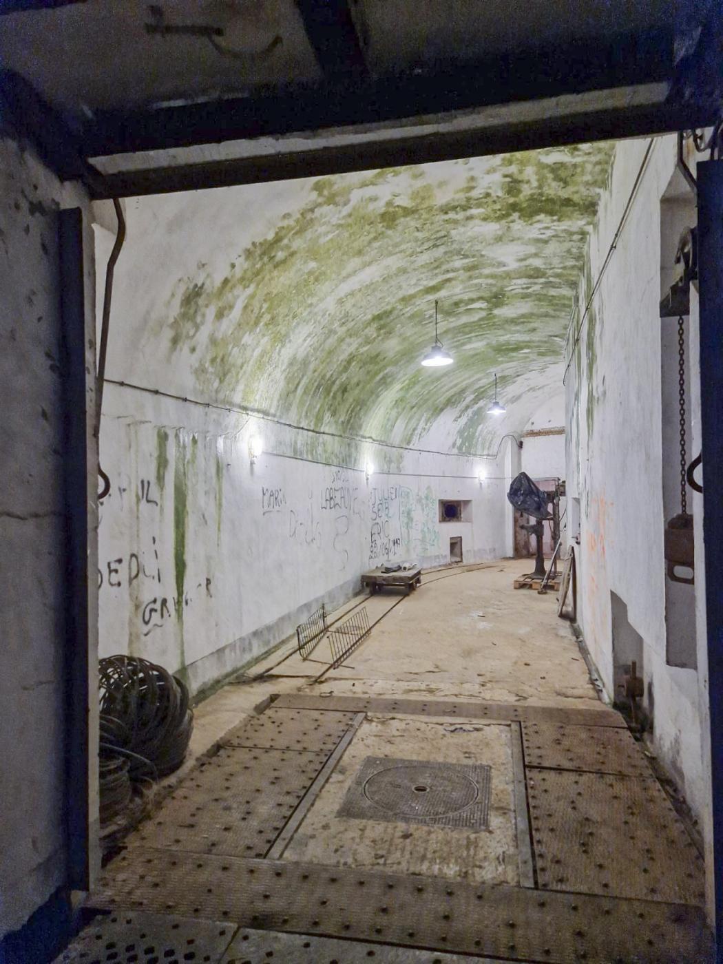 Ligne Maginot - CASTILLON (CN) - EO8 - (Ouvrage d'artillerie) - L'entrée, les éclairages fonctionnel  - Stuart ANDRE