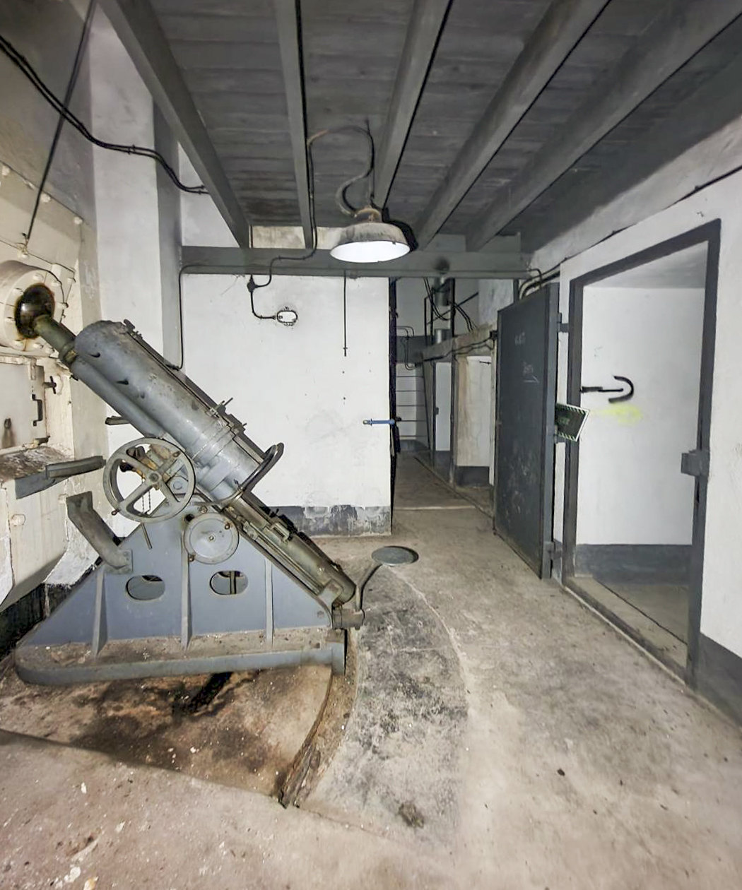 Ligne Maginot - CASTILLON (CN) - EO8 - (Ouvrage d'artillerie) - Bloc 6
La pièce des mortiers de 81mm, à noter la mezzanine en bois. - Stuart ANDRE